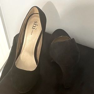 Black closed toed heels